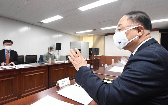 [서울=뉴시스] 홍남기(오른쪽 첫번째) 경제부총리 겸 기획재정부 장관이 25일 서울 종로구 정부서울청사에서 열린 대외경제 전문가 간담회에서 발언을 하고 있다. (사진=기획재정부 제공) 2022.02.25. photo@newsis.com *재판매 및 DB 금지