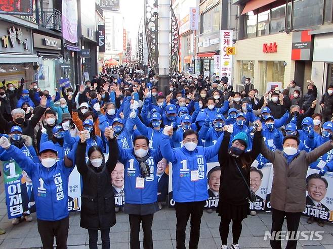 [청주=뉴시스] 천영준 기자 = 더불어민주당 충북도당은 27일 오후 청주 성안길 옛 롯데시네마 앞에서 집중 유세를 열고 위기에 강하고 유능한 이재명 대선 후보에 대한 지지를 호소했다. 2022.02.27. yjc@newsis.com