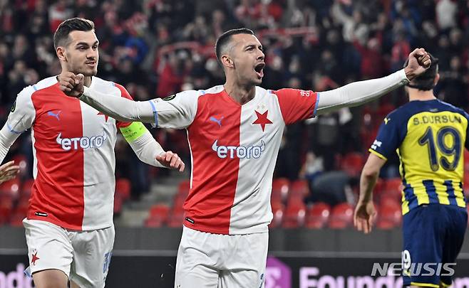 [프라하(체코)=AP/뉴시스]지난 24일 체코 프라하에서 열린 슬라비아 프라하와 페네르바체 이스탄불 간 유로파 콘퍼런스 리그 16강 2차전 경기에서 슬라비아의 이반 슈란츠(오른쪽) 선수가 득점을 자축하고 있다. 체코는 27일 폴란드와 스웨덴에 이어 러시아의 우크라이나 침공과 관련, 2022년 월드컵 예선 러시아와의 경기를 보이코트하기로 결정했다. 2022.2.27