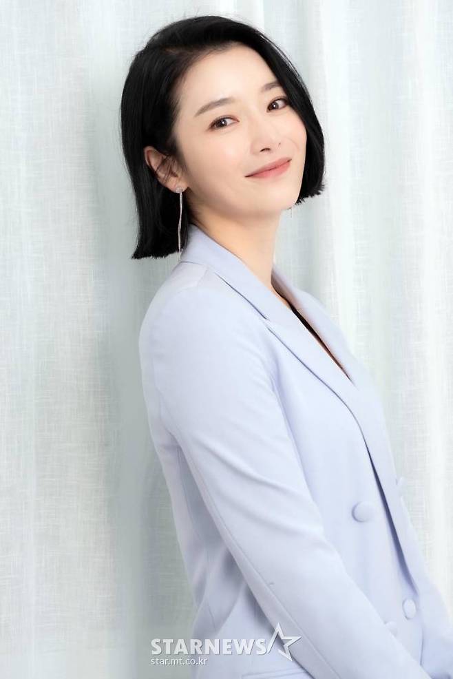 배우 지안이 16일 오전 온라인으로 진해된 영화 '인민을 위해 복무하라' 인터뷰에 앞서 포즈를 취하고 있다. 2022.02.16 <사진=제이앤씨미디어> /사진=임성균 기자 tjdrbs23@