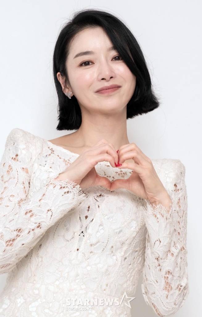 배우 지안이 16일 오전 온라인으로 진해된 영화 '인민을 위해 복무하라' 인터뷰에 앞서 포즈를 취하고 있다. 2022.02.16 <사진=제이앤씨미디어> /사진=임성균 기자 tjdrbs23@