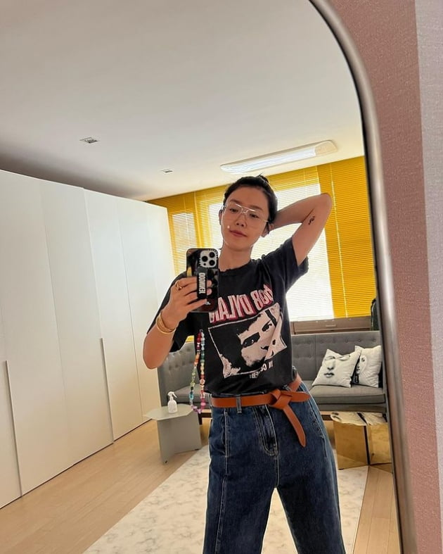 Actor Chae Jung-an shared his daily life.On June 28, Chae Jung-an posted two photos on his instagram with an article entitled My Love Vintage Tisher ~ ~. In the open photo, Chae Jung-an is taking a self-portrait in front of the mirror.Chae Jung-an directed styling with a vintage atmosphere. The style of Han Yu-ju, who appeared in the drama Coffee Princes 1st Shop, disappears and shows hip and vintage styling.On the other hand, Chae Jung-an will appear in the original series Pig King which will be released on March 18th.