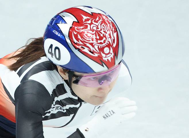 최민정이 지난 16일 중국 베이징 캐피털 실내 경기장에서 열린 2022 베이징 동계올림픽 쇼트트랙 여자 1,500m 결승에서 레이스를 펼치고 있다. [연합뉴스 자료사진]