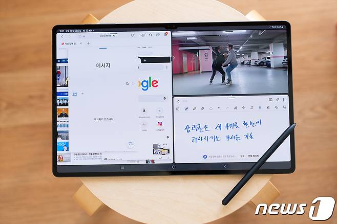 '갤럭시탭S8 울트라' 화면 분할 모습. 영상을 보면서 동시에 필기를 하는 등 멀티태스킹 작업이 가능하다. 2022.2.27/뉴스1 © News1 이기범 기자
