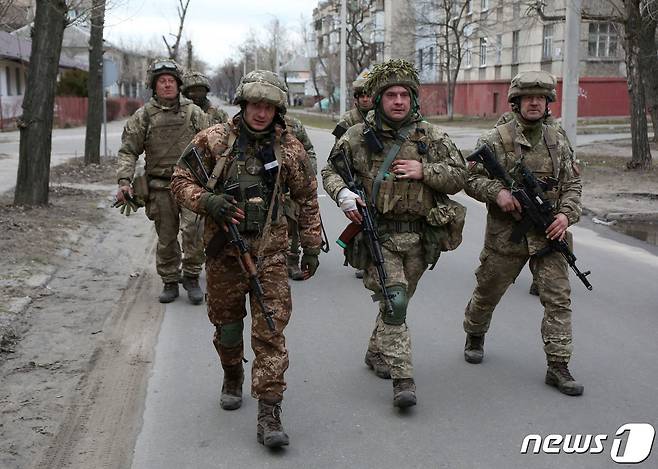 27일 (현지시간) 도네츠크의 세베로도네스크에서 우크라이나 군이 순찰을 하고 있다. © AFP=뉴스1 © News1 우동명 기자