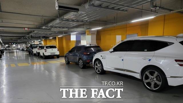 일부 아파트 단지의 경우 평일 오후 8시부터 주차공간이 부족해 이중주차를 하거나 주차구역이 아닌 곳에 주차해 입주민 간 잡음이 발생하고 있다. 경기도 신축 아파트 지하 주차장 모습. /더팩트 DB