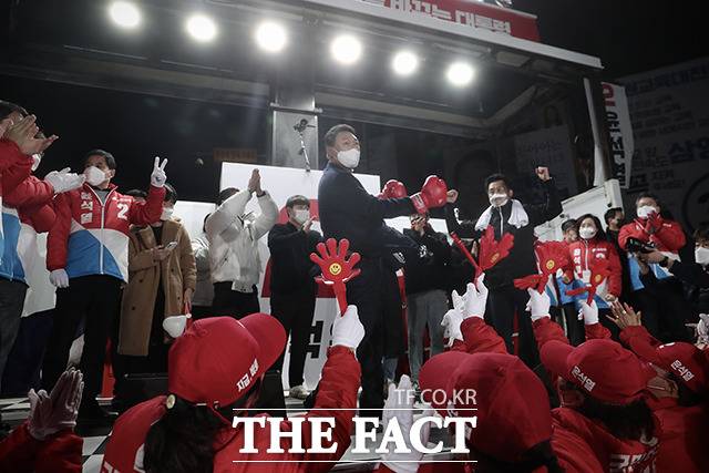 이날 윤 후보는 소상공인·자영업자를 위한 지원금 300만원을 두고 "부패한 정권이 축재라고 내 놓은 것이 아닌 여러분의 혈세"라며 "당당하게 받아서 쓰시고, 절대 속지 마라"라고 목소리를 높였다. /윤석열 캠프 제공