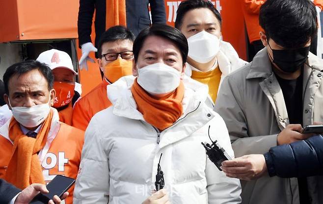 안철수 국민의당 대선후보가 28일 전북 정읍샘고을시장 에서 열린 유세를 마치고 야권 단일화에대한 기자들의 질문에 답변하고 있다. ⓒ데일리안 홍금표 기자