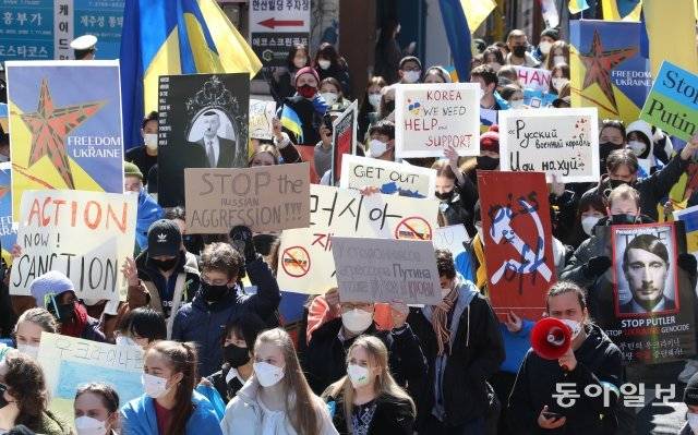 러시아가 우크라이나를 침공한 지 4일째인 27일 국내 체류 중인 우크라이나인과 한국인 등 200여 명이 서울 중구 주한 
러시아대사관 인근에서 무력 침공을 단행한 러시아를 규탄하며 행진하고 있다. 홍진환 기자 jean@donga.com