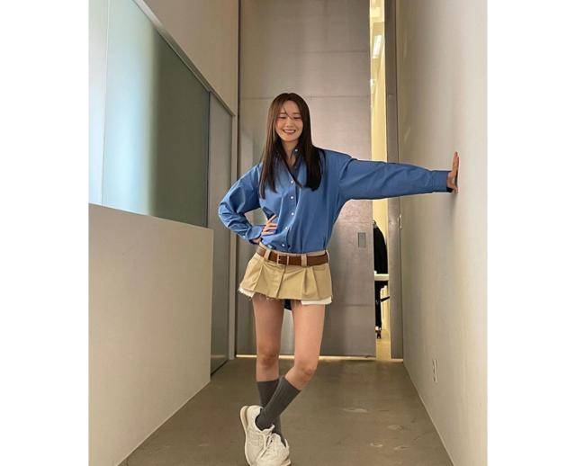 윤아가 청셔츠와 베이지 스커트 등 깜찍한 매력을 더욱 고조시키는 로우라이즈 패션을 선보였다. 여기에 운동화로 발랄함을 강조했다. 윤아 SNS