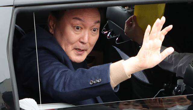 윤석열 국민의힘 대선후보가 28일 강원 강릉 중앙시장에서 유세를 마치고 지지자들에게 손을 흔들며 인사하고 있다. 뉴스1