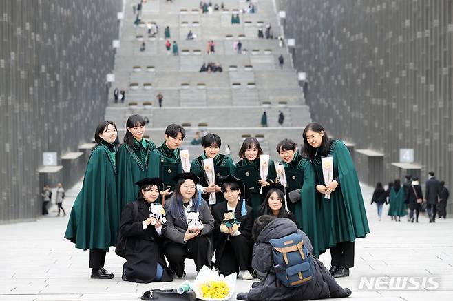 [서울=뉴시스] 백동현 기자 = 이화여대 20221학년도 전기 학위수여식이 개최된 28일 오후 서울 서대문구 이화여자대학교에서 졸업생들이 기념촬영을 하고 있다. 2022.02.28. livertrent@newsis.com