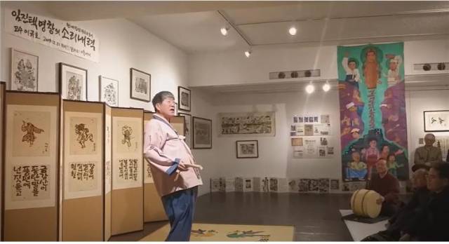 ▲2019년 12월, 인사동 ‘미술세계’ 화랑에서 열린 김봉준 화백의 전시회 축하 자리에서 오랜만에 <소리내력>을 강창하는 광대 임진택의 모습 ⓒ임진택
