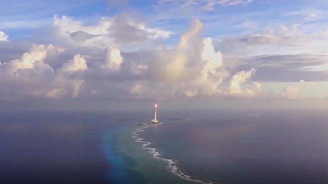 오늘(28일) 국방부가 처음 공개한 국산 L-SAM 비행시험 발사 장면