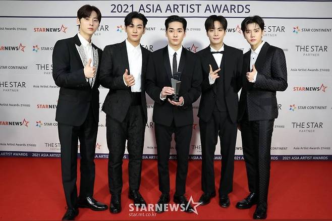 그룹 뉴이스트가 2일 오후 서울 강서구 KBS아레나에서 진행된 '2021 Asia Artist Awards(2021 아시아 아티스트 어워즈, 2021 AAA)' 시상식에서 AAA 어치브먼트상을 수상하고 포즈를 취하고 있다.  스타뉴스가 주최하고 AAA 조직위원회가 주관하는 AAA는 어디에서도 보지 못했던 새로운 무대를 선보이며 전 세계 팬들의 눈과 귀를 사로잡아 명실상부 NO.1 글로벌 시상식으로 거듭났다. /사진=AAA 기자 star@