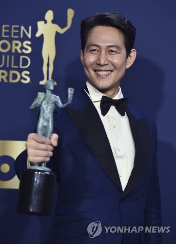 Actor Lee Jung-jae won the United States of America Actor Association Award (SAG) for the Netflix original series Squid Game, and gave his impression.Lee Jung-jae was the winner of the Main actor award in the drama category at the 28th SAG Awards at the United States of America LA on the 27th (local time).It is the first record for a non-English-speaking actor as well as for Koreans.Earlier, Lee Jung-jae climbed to the podium after his name was called and said, Oh my God, thank you so much.This is too big for me. He said, Ive been writing a lot, but I can not read it. Thank you so much.Thank you SAG, and thank you for the Audiences from all over the world for loving the Squid Game. Thank you so much for the Squid Game team. Meanwhile, Squid Game was nominated for four categories at the SAG Awards, including the Ensemble Award for Drama, the Stunt Ensemble Award, the Lee Jung-jae Award for Best Actor, and the Best Actress Award (Jung Ho-yeon), and won three categories except for the Ensemble Award.Photo: AP/Confederation News