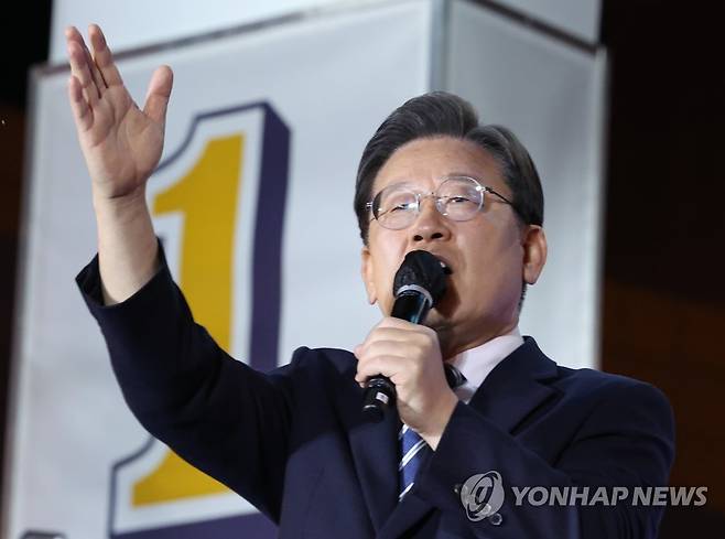 울산에서 지지호소하는 이재명 대선후보 (울산=연합뉴스) 백승렬 기자 = 더불어민주당 이재명 대선후보가 27일 울산시 롯데백화점 울산점 광장에서 열린 '행복도시 울산, 탄소중립·그린에너지 신산업 수도로' 울산 유세에서 지지를 호소하고 있다.