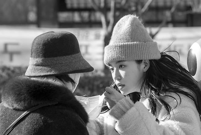 사진 촬영을 마치자마자 손녀가 할머니 마스크부터 챙깁니다. 할머니는 이런 손녀를 두고 ″얘가 할머니예요″라고 말합니다.