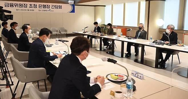 고승범 금융위원장이 28일 서울 중구 은행회관에서 '금융위원장 초청 은행장 간담회'를 열어 모두발언을 하는 모습. 이날 간담회에서 고 위원장과 은행장들은 소상공인 대출 만기연장, 이자 상환유예 조치 연장 방안 등을 논의했다./사진=공동취재단