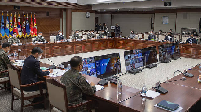 어제 열린 전군주요지휘관회의. 장관과 주요 장성, 방사청장, ADD 소장 등이 이 회의에서 L-SAM 영상을 시청했다.