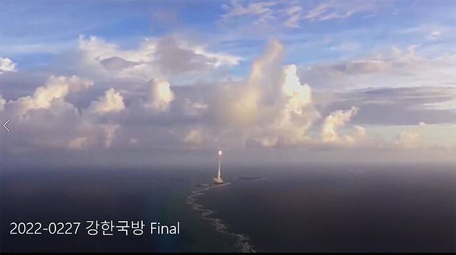 국방부 공개 동영상 중 L-SAM 발사 장면의 도입부. 미국 미사일 방어청의 2017년 요격 시험 영상과 똑같다.