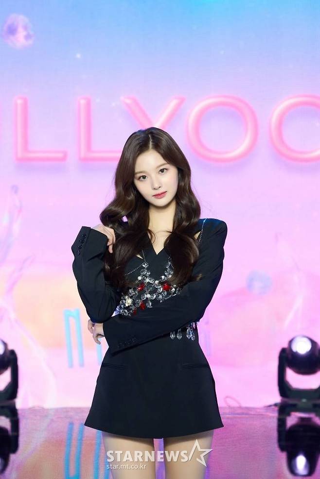 신인 걸그룹 엔믹스(NMIXX) 설윤이 1일 오후 온라인 생중계로 진행된 데뷔 싱글 앨범 '애드 마레'(AD MARE) 발매 기념 쇼케이스에 앞서 포즈를 취하고 있다.  '바다를 향해'라는 뜻을 품은 데뷔 싱글 '애드 마레'는 타이틀곡 '오오'(O.O)를 비롯한 '占'(TANK)와 두 곡의 연주곡 등 총 네 곡이 수록됐다. /사진제공=JYP엔터테인먼트 2022.03.01 /사진=이동훈 기자 photoguy@