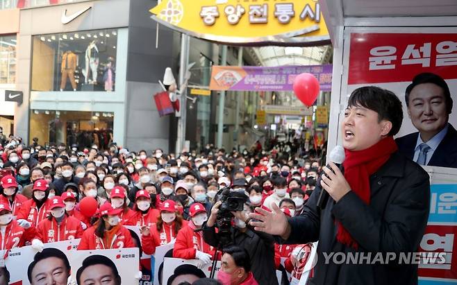 연설하는 이준석 대표 (울산=연합뉴스) 이상현 기자 = 1일 울산시 중구 성남동에서 국민의힘 이준석 대표가 윤석열 대선 후보 지원 유세를 하고 있다. 2022.3.1 leeyoo@yna.co.kr