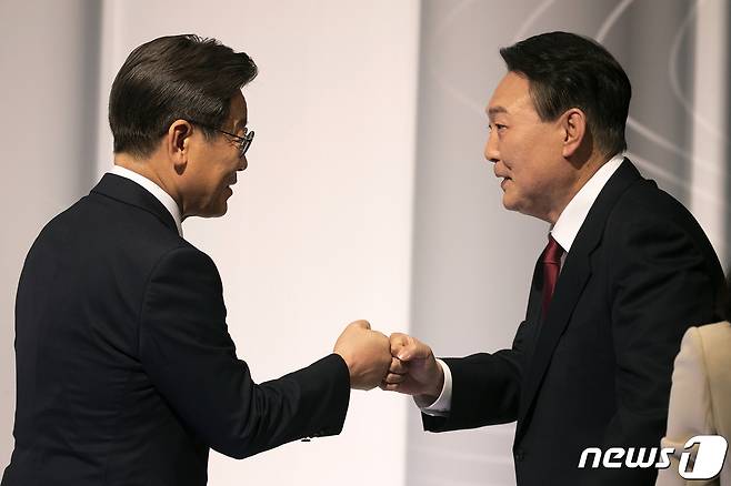 이재명 더불어민주당 대선 후보(왼쪽)와 윤석열 국민의힘 대선 후보 2022.2.25/뉴스1 © News1 국회사진취재단