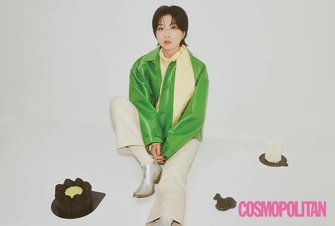 재킷 40만8천원, 가죽 팬츠 16만8천원 모두 낸시부. 블라우스 14만9천원 문선. 귀고리 13만4천원, 반지 57만5천원 모두 트렌카디즘. 부츠 32만9천원 오소이.