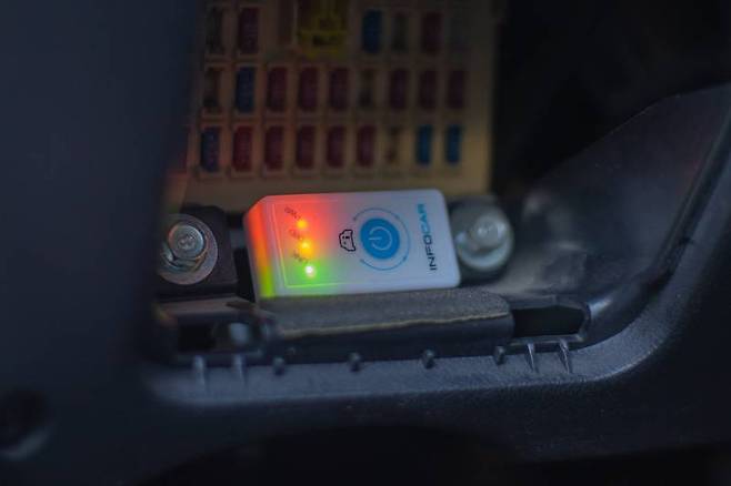 차량 시동이 꺼져도 IO180-OH는 꺼지지 않는다. 배터리 상태가 좋지 않다면 수동으로 종료하거나 유휴 상태일 때 빼놓길 바란다. 출처=IT동아