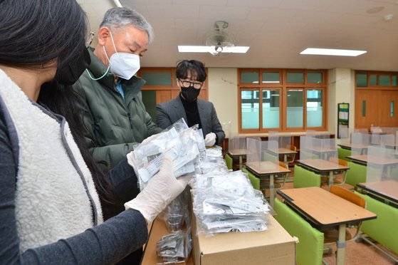 개학을 하루 앞둔 1일 경북 포항시 북구 장량초등학교에서 교직원들이 학생들에게 나눠 줄 신속항원검사키트를 확인하고 있다.   학교 관계자는 "학생들이 집에서 일주일에 두 번 검사를 할 수 있도록 안내하고 있으며, 자가검사는 권고 사항"이라고 밝혔다. 뉴스1