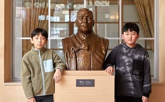 경교장 1층 로비에 있는 김구 선생 흉상 앞에 선 최주영(왼쪽)·김지성 학생기자.