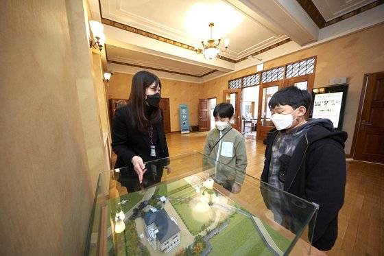 경교장 1층 로비에는 죽첨장으로 건립된 당시의 원형을 재현한 모형이 있다.