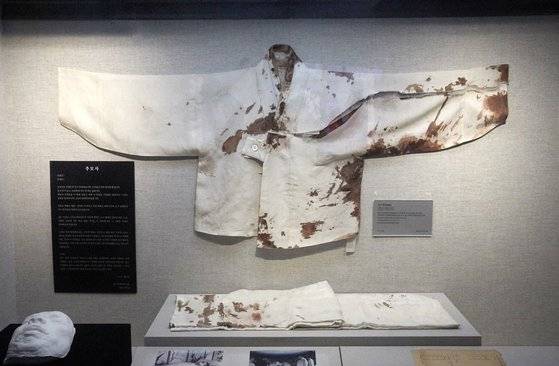 김구 선생 서거 당시와 관련된 유물인 혈의. 응급처치를 위해 의료진이 급하게 가위로 옷을 자른 흔적이 남아있다.