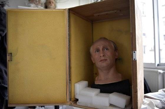 지난 1일 프랑스 파리의 유명 밀랍인형 박물관 그레뱅 뮤지엄이 우크라이나 침공을 결정한 블라디미르 푸틴 러시아 대통령의 인형을 전시실에서 빼고 있는 모습. 연합뉴스