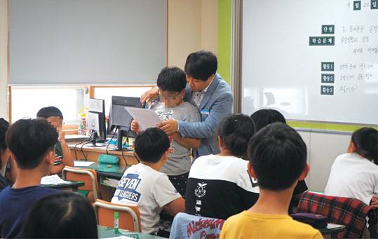 박진수(뒷줄 가운데) 교사가 2017년 10월 11일 전남 목포 광주교대목포부설초에서 도덕 교과 수업 선도교사로서 공개수업을 하고 있다.  초록우산어린이재단 제공