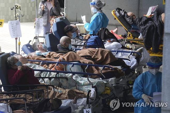 병원 밖 임시 시설에서 대기 중인 환자 (홍콩 AP = 연합뉴스)