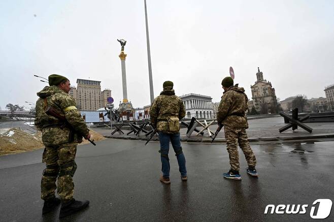 지난 2일(현지시간) 러시아의 침공 속 우크라이나 키예프의 독립 광장에 무장 군인이 경비를 하고 있다. © AFP=뉴스1 © News1 우동명 기자