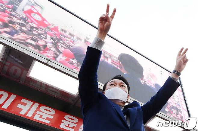 윤석열 국민의힘 대선 후보가 3일 오후 세종시 조치원역 광장에서 열린 유세에서 지지를 호소하고 있다. 2022.3.3/뉴스1 © News1 구윤성 기자