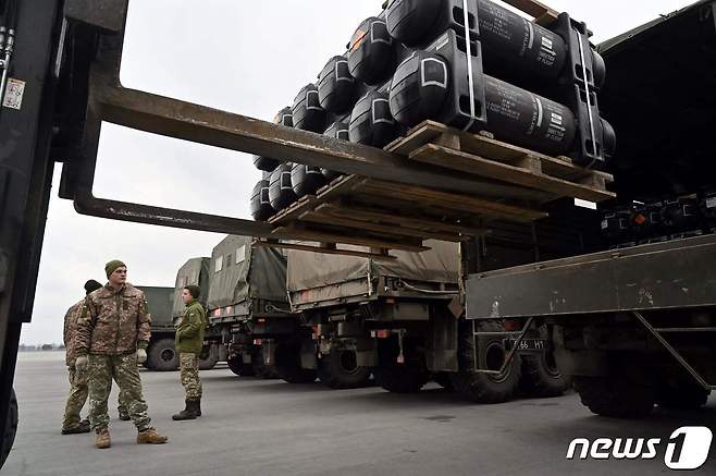 지난달 11일(현지시간) 우크라이나 보리스필(보리스폴) 공항에서 미군이 지원한 FGM-148 '재블린' 대전차미사일이 우크라이나군 트럭에 실리고 있다. © AFP=뉴스1