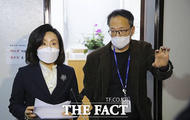 여야 국회 법제사법위원회 소속 박주민 더불어민주당 의원(오른쪽)과 전주혜 국민의힘 의원이 3일 서울 여의도 국회 법제사법위원장실 앞에서 이재명 더불어민주당 대선 후보의 범죄수사경력 자료, 윤석열 국민의힘 대선 후보의 부동시 관련 자료를 동시 열람한 후 취재진의 질문에 답하고 있다. /국회=남윤호 기자