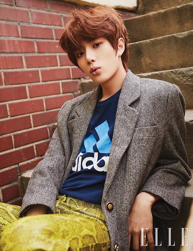 헤링본 재킷과 티셔츠는 스타일리스트 소장품. 팬츠와 링은 H&M.