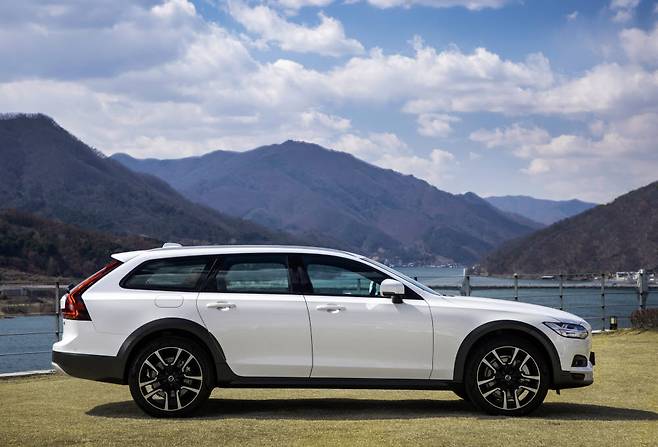 볼보 V90 크로스컨트리.