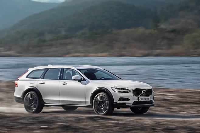 볼보 V90 크로스컨트리.