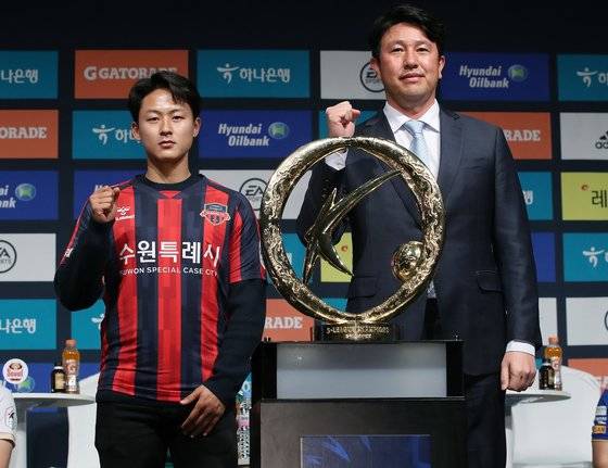 K리그 개막 미디어데이 행사에 나란히 참석한 이승우와 김도균 수원FC 감독(오른쪽). [뉴스1]