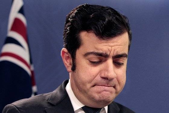 이란계 이민자 2세인 샘 데스티에리는 30세의 나이에 국회의원에 당선된 촉망받는 노동당 소속 정치인이었다. 그는 중국과의 유착한 정치인이라는 근거가 쏟아져 나오면서 사퇴 압력이 거세졌고, 2018년 1월 의원직에서 물러났다. EPA=연합뉴스