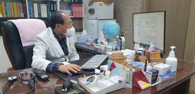 ▲ 삼척 도계 김홍 고려의원 원장이 병원 진료실에서 환자를 진료한 뒤 모니터를 보며 처방을 내리고 있다.