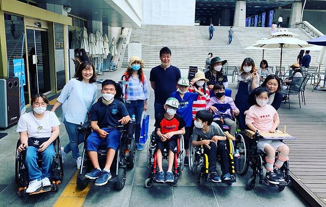 2020년 서울 광화문 세종문화회관에서 홍윤희 협동조합 무의 이사장(왼쪽에서 두번째)을 비롯한 학생 및 학부모들이 휠체어 이용자를 위해 무의가 만든 궁 소풍지도인 ‘궁 어디까지 가봤니’를 점검하려고 모였다. 협동조합 무의 제공