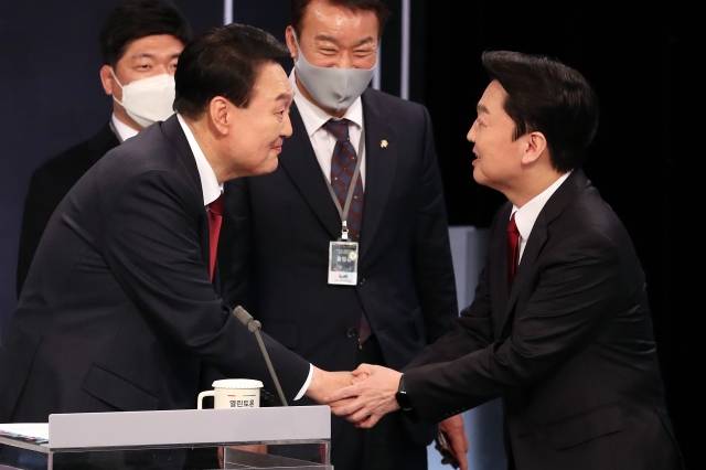 2일 저녁 서울 영등포구 KBS 본관 스튜디오에서 열린 중앙선거관리위원회 주관 제20대 대통령선거 후보자 3차 사회분야 방송토론회에 참석한 국민의힘 윤석열 대선후보(왼쪽)와 국민의당 안철수 대선후보가 인사하고 있다. 국회사진기자단, 연합뉴스