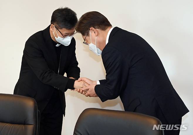 [서울=뉴시스] 국회사진기자단 = 이재명 더불어민주당 대선 후보가 3일 서울 중구 서울대교구청에서 정순택 베드로 천주교 서울대교구장을 예방하고 있다. 2022.03.03. photo@newsis.com